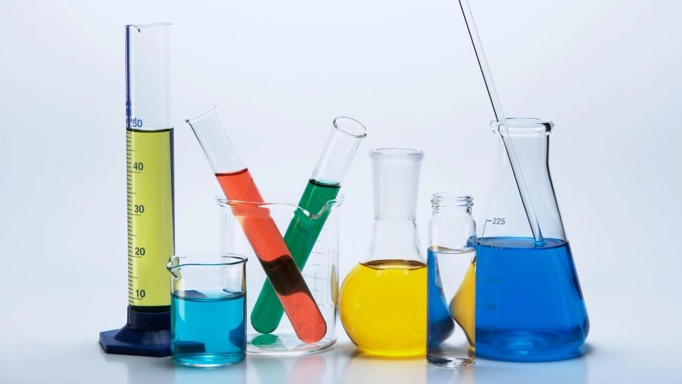 Incident grav la o școală din Iași: 3 copii s-au INTOXICAT într-un laborator de chimie. Unul dintre ei ajuns la spital