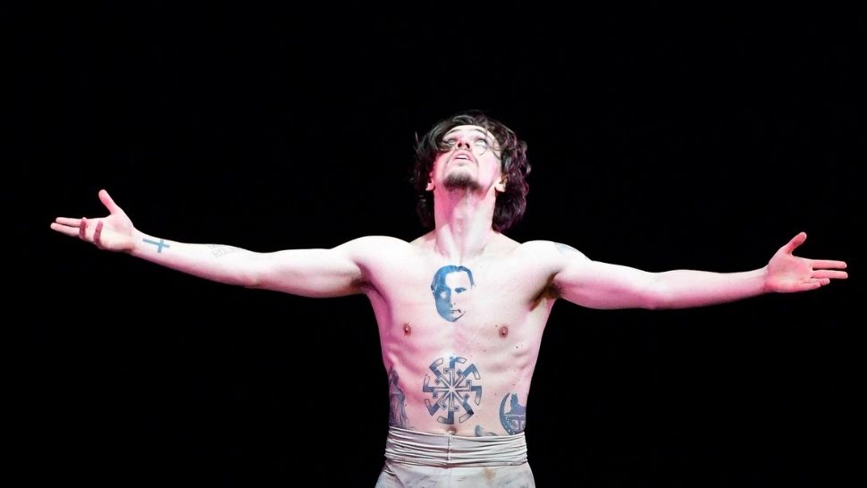 Un celebru balerin rus care are 3 tatuaje cu Putin a decis să părăsească Rusia