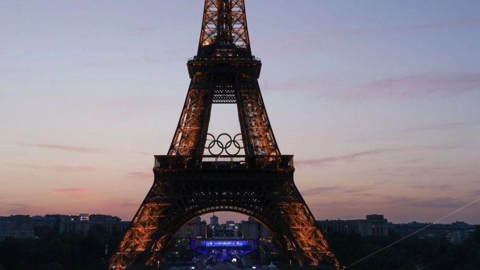 Turnul Eiffel, evacuat din cauza unui scurt-circuit şi închis parţial în Ajunul Crăciunului