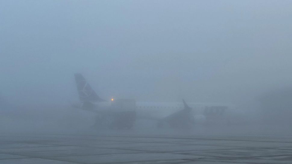 Traficul aerian, perturbat de ceață! Un zbor care trebuia să aterizeze la Iași a fost DEVIAT spre un aeroport din Bulgaria