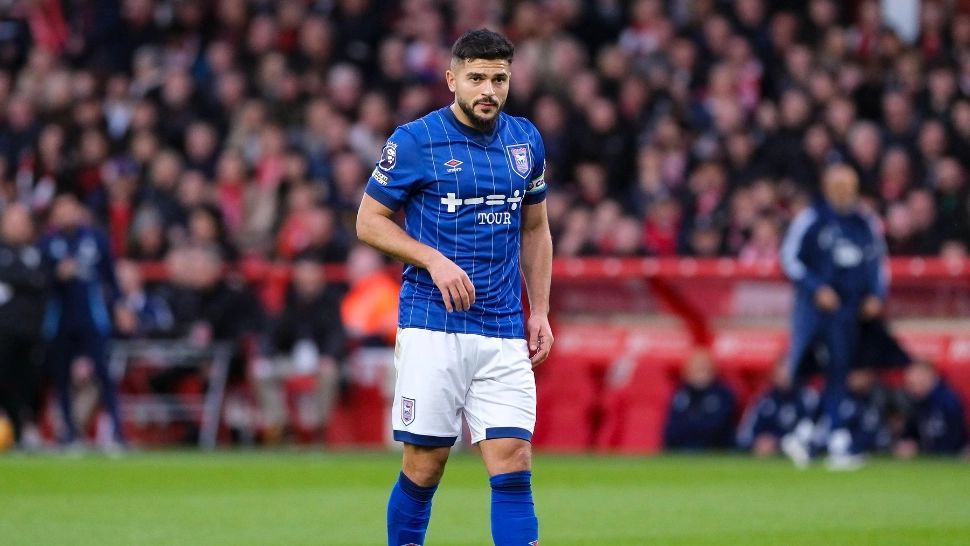 Căpitanul unei echipe din campionatul Angliei, de religie musulmană, a refuzat să poarte banderola în culorile curcubeului în timpul unui meci