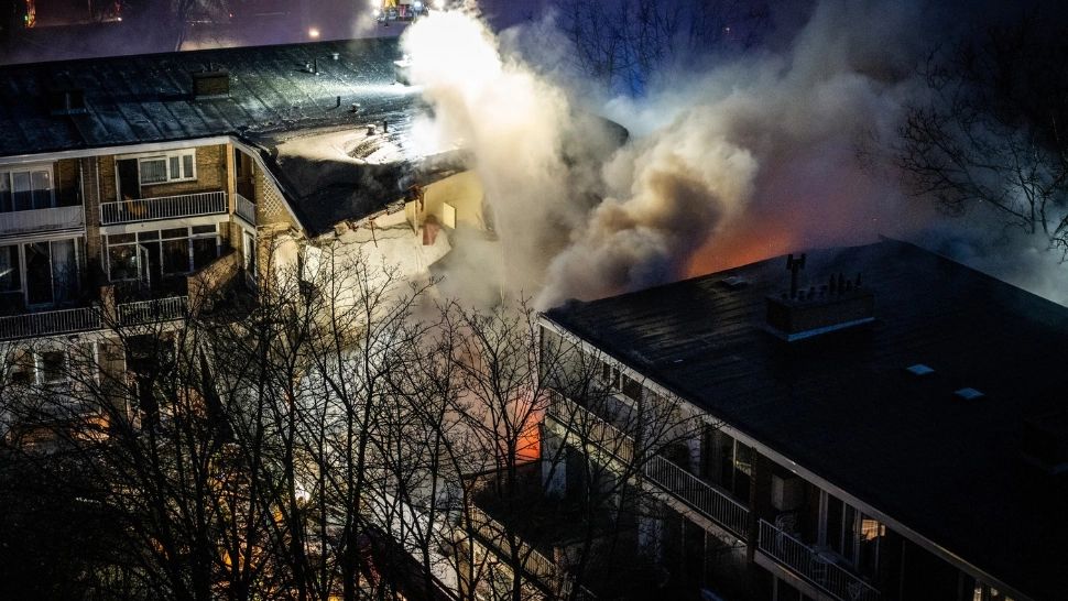 O explozie devastatoare în Haga a dus la prăbușirea parțială a unui bloc. Bilanţul exploziei creşte la cinci morţi. O persoană scoasă în viaţă dintre dărâmături