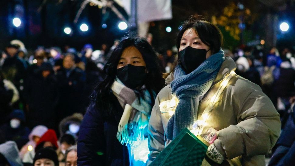 Manifestaţii masive în Seul, în favoarea destituirii președintelui Yoon Suk Yeol pe ritumuri K-pop, de colinde de Crăciun și trenduri de dans de pe TikTok - GALERIE FOTO