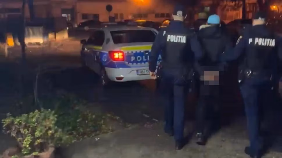 3 persoane, arestate preventiv pentru tentativă de OMOR după ce au bătut o tânără. Femeia a fost lovită cu bestialitate în cap și pe corp