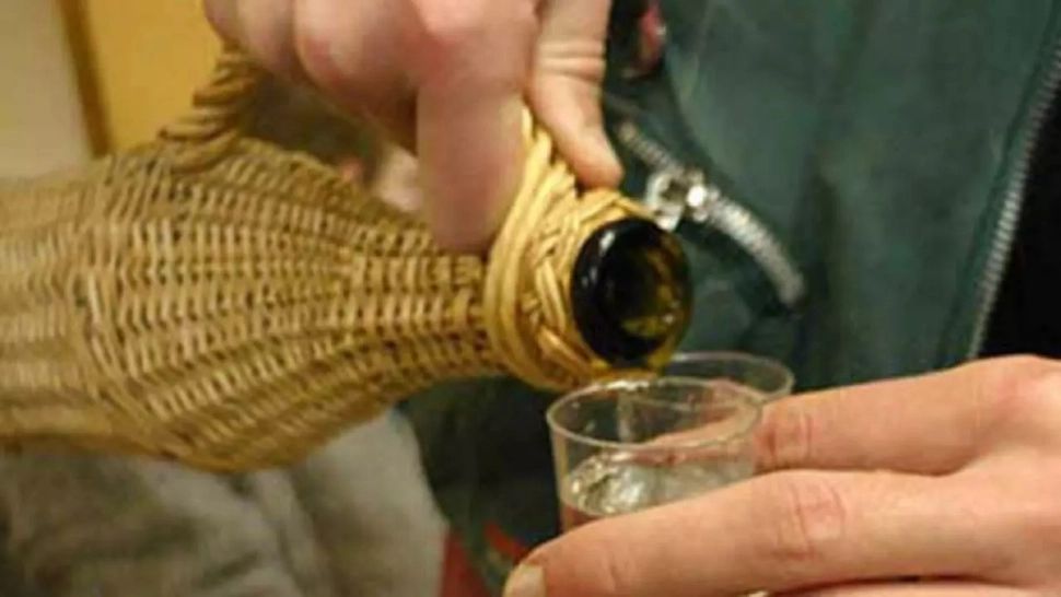 Cum poți afla câte grade are o pălincă sau o țuică, fără să ai nevoie de un alcoolmetru. Metode care nu dau greș