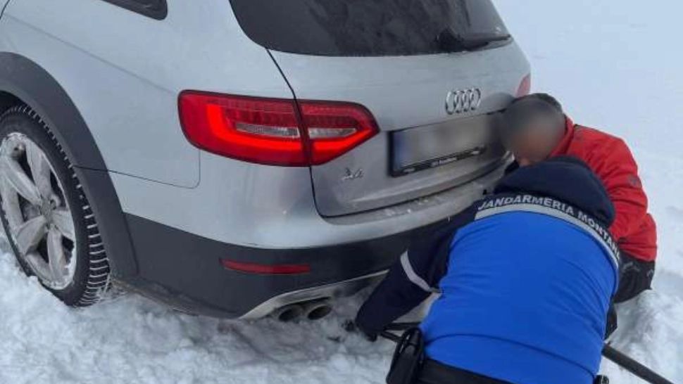 Şase turişti, între care şi doi copii, au rămas înzăpeziţi în Masivul Cozia. Doar intervenția jandarmilor i-a salvat de la îngheț