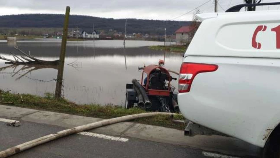 Localnicii din Vaslui s-au trezit cu curțile inundate în urma precipitaţiilor din ultimele zile. Pompierii intervin cu motopompe