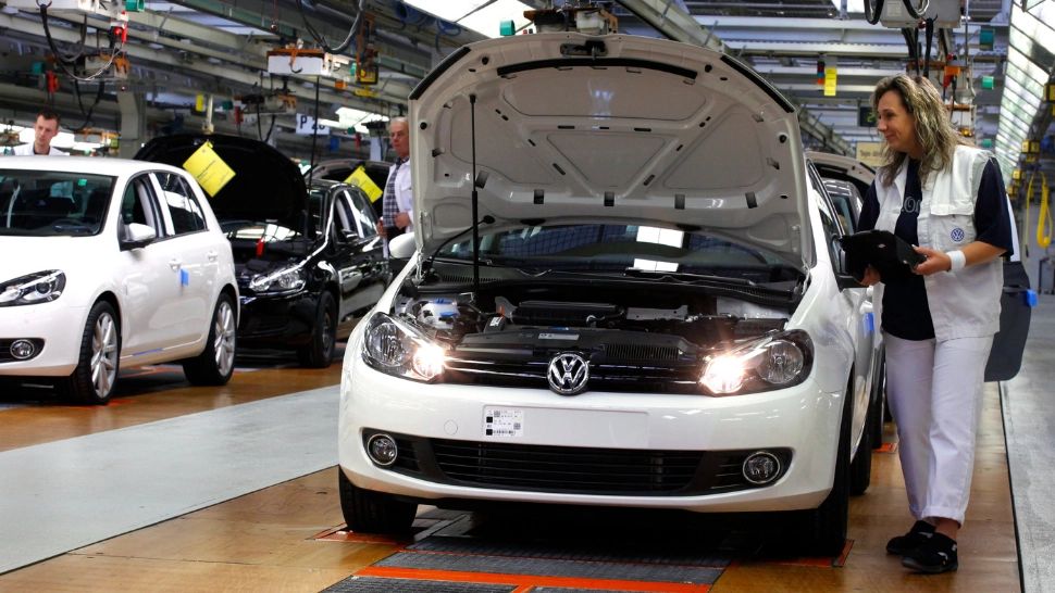 Germania, în colaps. Sindicatul celui mai mare constructor auto european blochează fabricile și oprește producția