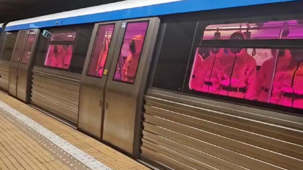 Gardienii din „Squid Game” au invadat Bucureștiul: Imagini virale pe internet - VIDEO