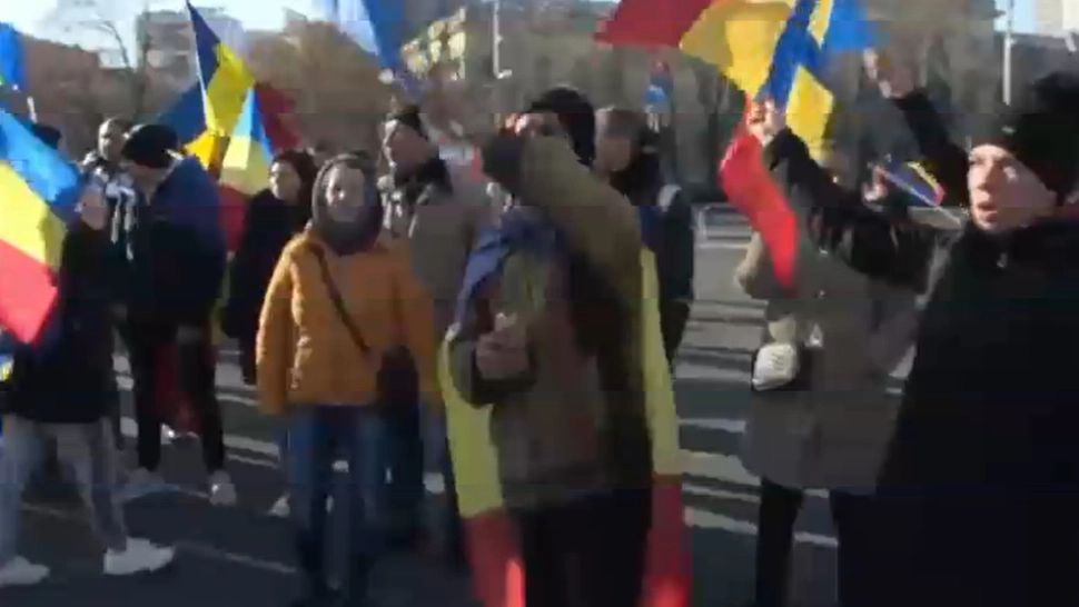  A șaptea zi de PROTESTE în Piața Victoriei. Zeci de oameni au plecat în marș către Cotroceni, alții au protestat pe scările CAB