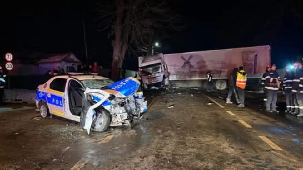 Accident grav, cu o mașină a Poliției aflată în misiune. 2 polițiști răniți, după ce mașina a fost lovită în plin de un TIR- VIDEO