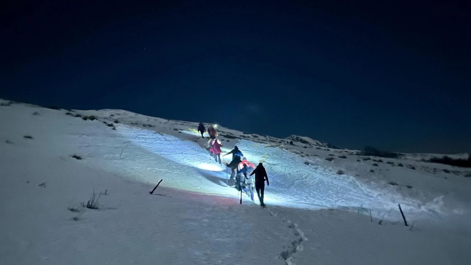 Cinci turişti, recuperați de salvamontiștii prahoveni, după ce i-a prins noaptea pe munte