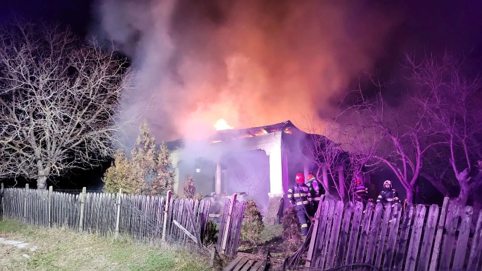  O familie a rămas fără casă în urma unui incendiu CUMPLIT. Totul s-a făcut scrum, doar câteva icoane au fost salvate 