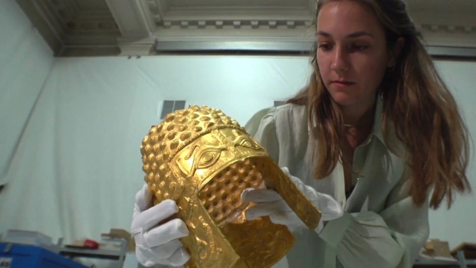 FOTO. Șocant: Cum a fost transportat tezaurul dacic în Olanda: Învelit în hârtiuțe și pus în cutii de carton