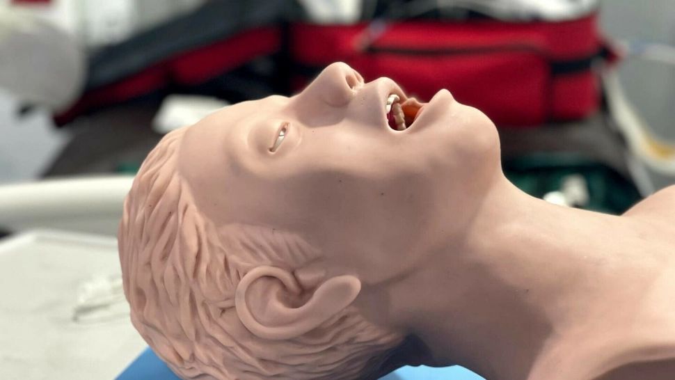 Manechin ce imita un cadavru, abandonat pe un trotuar din Buzău: doi adolescenți, sancționați de oamenii legii