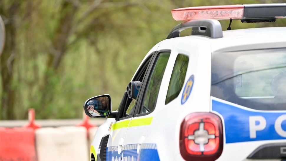 Accident pe DN1, în zona Aeroportului Otopeni: o mașină s-a răsturnat după ce a lovit un parapet