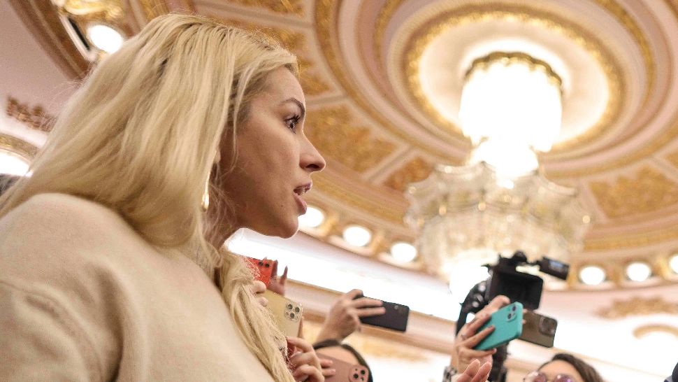 Funcționara revoltată de la Senat este o apropiată a PSD și a Serviciilor! Averea impresionantă a consilierei