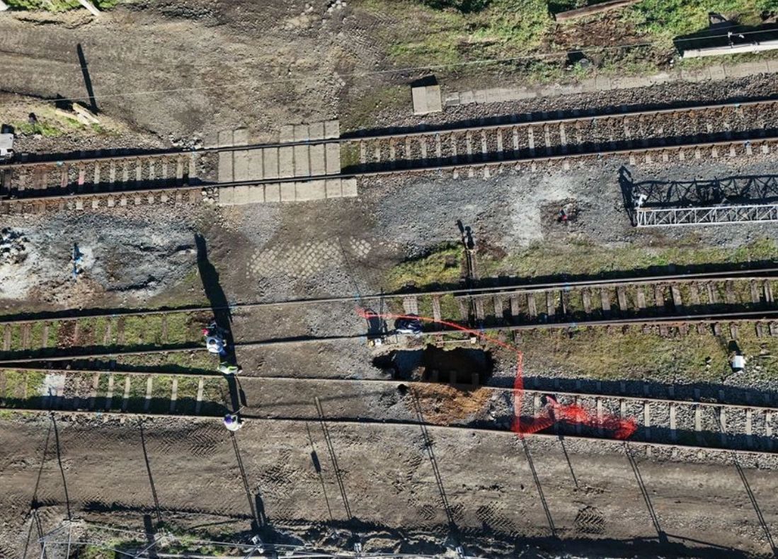 Surpare de pământul pe liniile de cale ferată, lângă Gara de Nord Timişoara. Circulația feroviară, perturbată: ce spune CFR