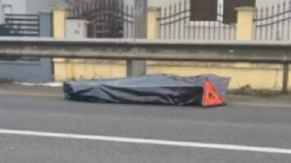 Incident șocant, în trafic! Mașina de la Pompe funebre a pierdut mortul pe drum - sacul a căzut pe șosea