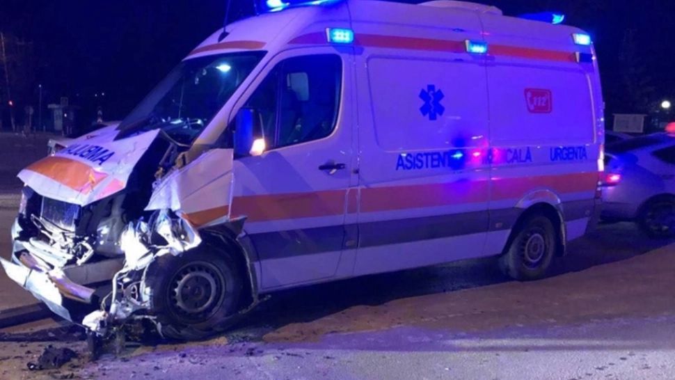 Copil de 16 ani, implicat într-un accident auto. A intrat cu mașina într-o ambulanță care transporta un pacient