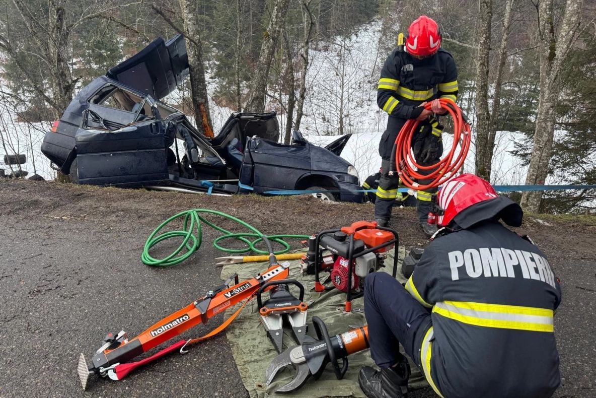 Accident grav în Suceava. Un microbuz a ieșit în afara carosabilului. Un bărbat de 32 de ani a MURIT - planul ROȘU, activat