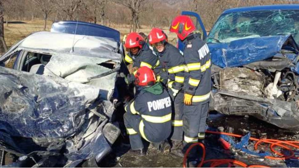 Accident grav pe DN 68. Un bărbat și-a pierdut viața în urma coliziunii dintre un microbuz și un autoturism 