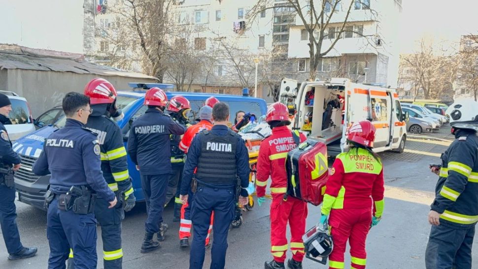INCENDIU cu degajare mare de fum într-un bloc din Galați. O persoană, transportată la spital cu arsuri 
