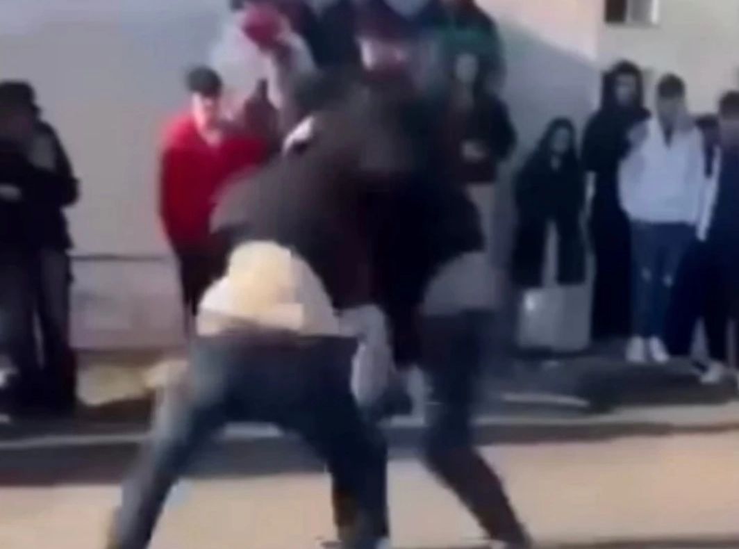 Liceu din Iași, obligat să-i plătească daune de 20.000 de euro unui elev care a fost bătut în incinta unității