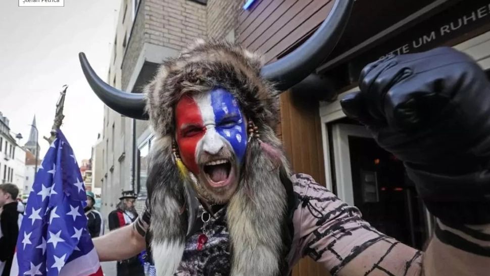 Bizonul QAnon, grațiat de Donald Trump: „Am primit grațierea, baby! Acum să-mi cumpăr niște arme!!!”