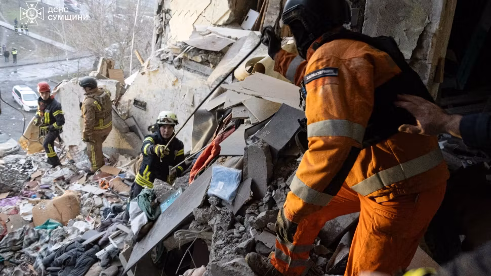 Bloc de locuințe, luat la țintă de armata rusă. Cel puțin 4 oameni au murit, iar 9 au fost răniți - FOTO/VIDEO