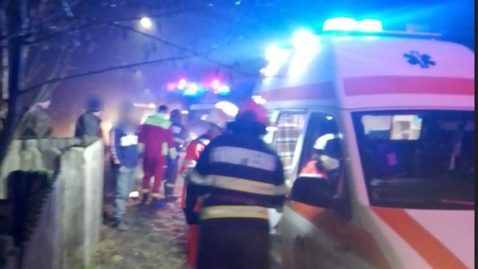 EXPLOZIE puternică într-o locuință din județul Botoșani. Un bărbat a ajuns la spital