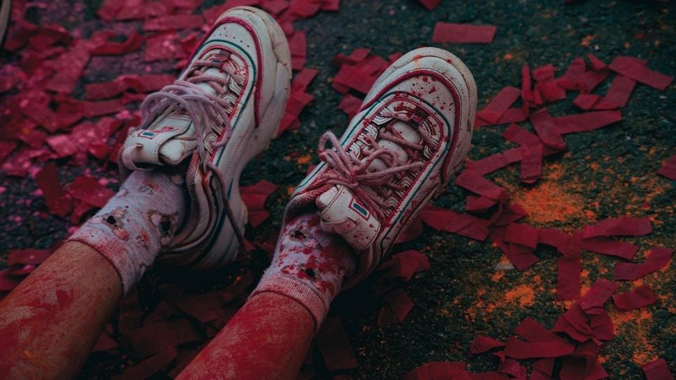 O tânără mamă a fost găsită MOARTĂ la duș. Copilul de 2 ani se afla, în casă, în stare avansată de deshidratare