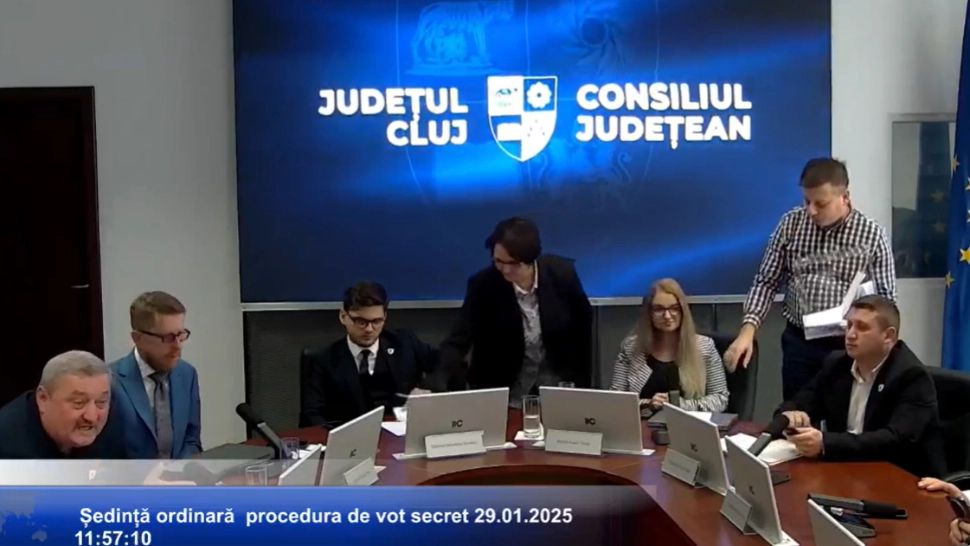Au zburat obscenități la ședința Consiliului Județean Cluj. Ce „urări de bine” și-au adresat aleșii