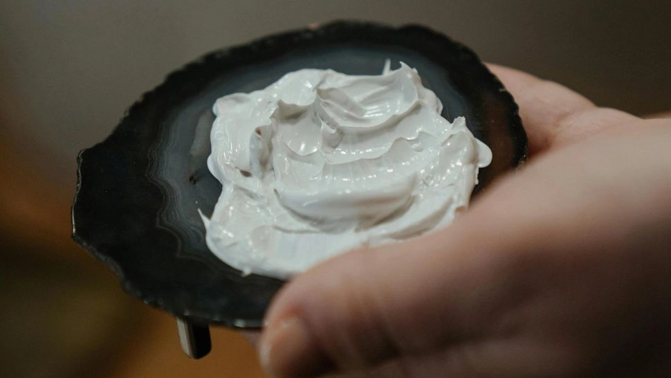 Cremă de față preparată în casă, din produse naturale. Fără coloranți sau conservanți. Hidratează profund și reduce porii dilatați