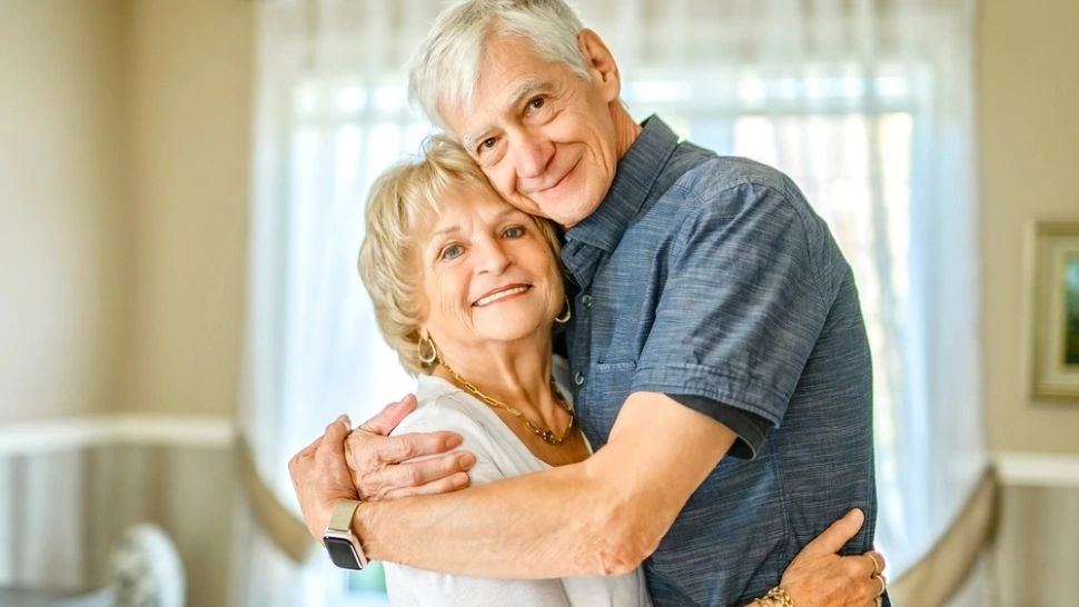 Ce fac cuplurile care rămân fericite până la 80 de ani? Psihologii au analizat obiceiurile zilnice care îi țin împreună 