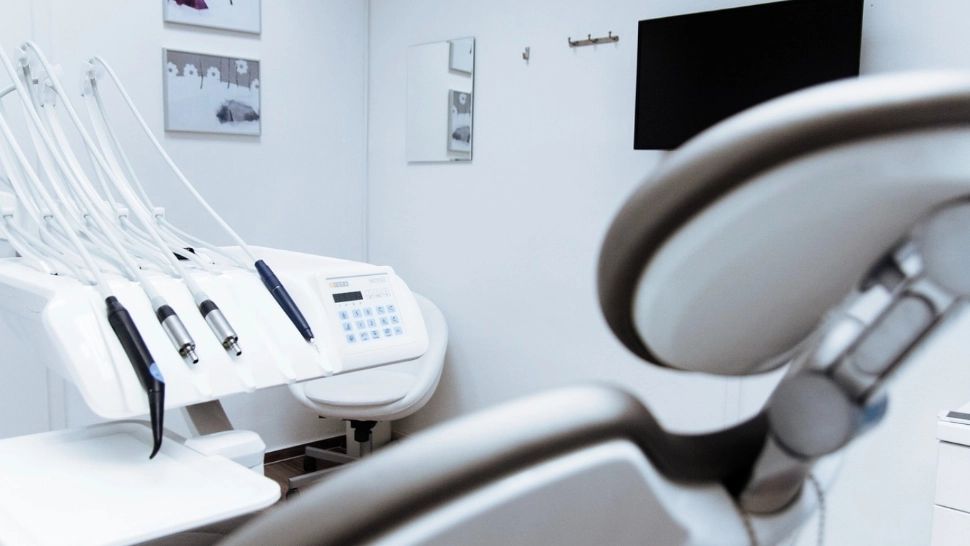 Avocatul clinicii unde a murit fetița de doi ani contrazice afirmațiile Ministrului Sănătății: „Cabinetul avea tot minimul necesar”.