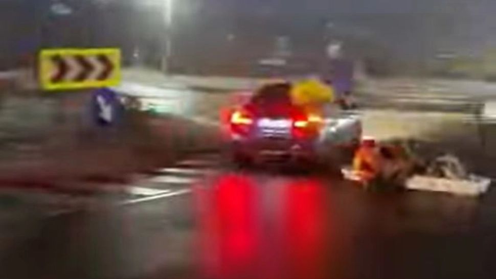 Scene macabre, pe o stradă din Iași. Un șofer teribilist a făcut drifturi cu...dricul! VIDEO