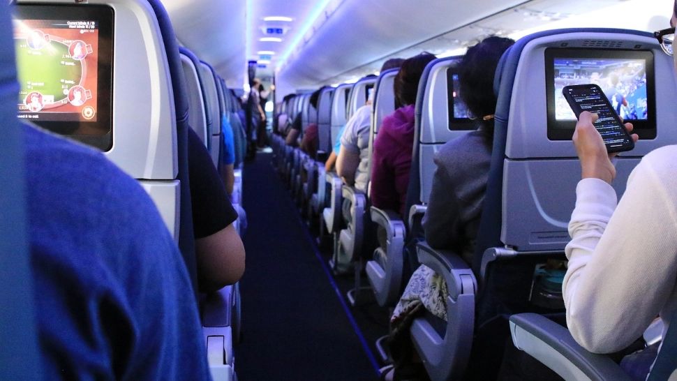 Compania americană care introduce reguli stricte privind îmbrăcămintea și tatuajele pasagerilor. Cine nu are voie să urce în avioane