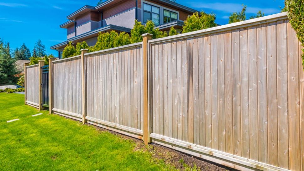 Românii care stau la curte și care au ridicat un gard pot avea probleme cu legea. Ce spune legislația despre înălțimea acestuia