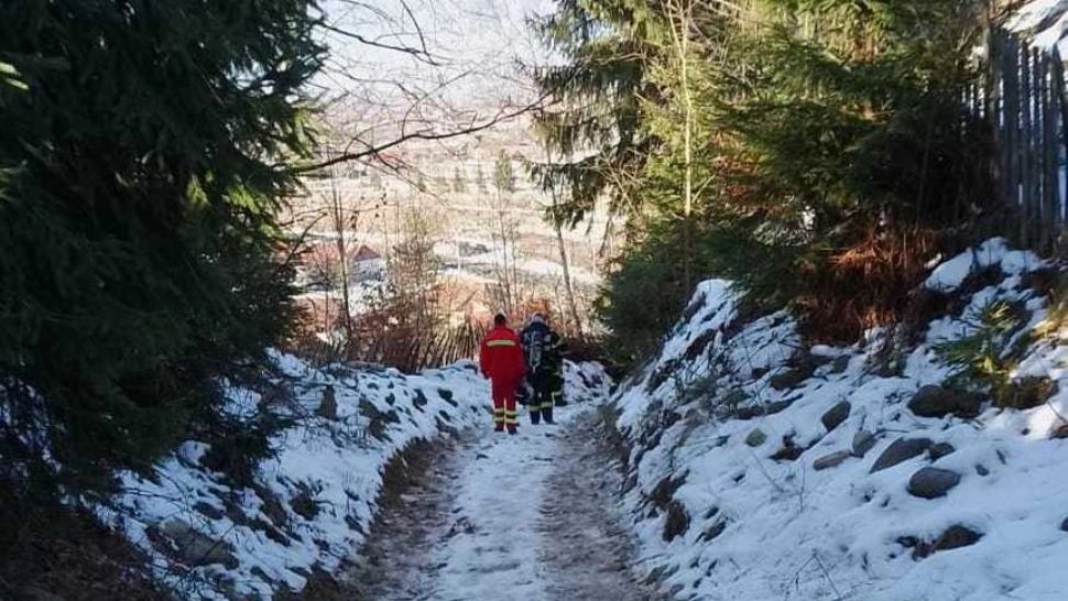 Halucinant! Pompierii, nevoiți să meargă 2 km pe jos pentru stingerea unui INCENDIU la o cabană din județul Hunedoara: drumul, impracticabil pentru autospeciale