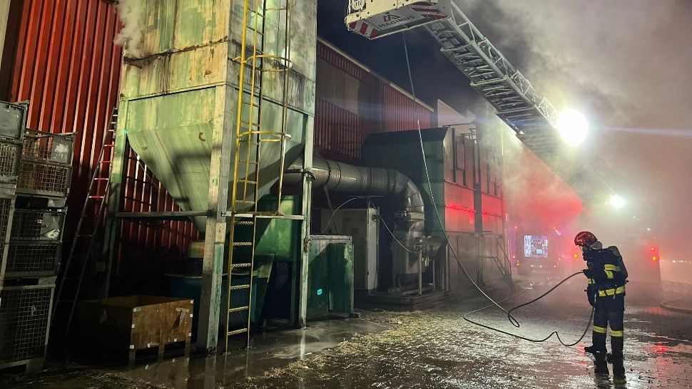 Alertă de INCENDIU la o fabrică de componente auto din Şelimbăr. Aproape 100 de angajați, evacuați de urgență - FOTO