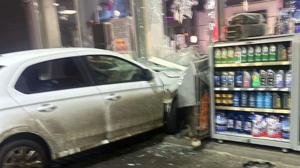 A încurcat frâna cu acceleraţia și a ajuns cu mașina direct în vitrina unei benzinării de lângă Timișoara. Șoferul este un cetățean marocan