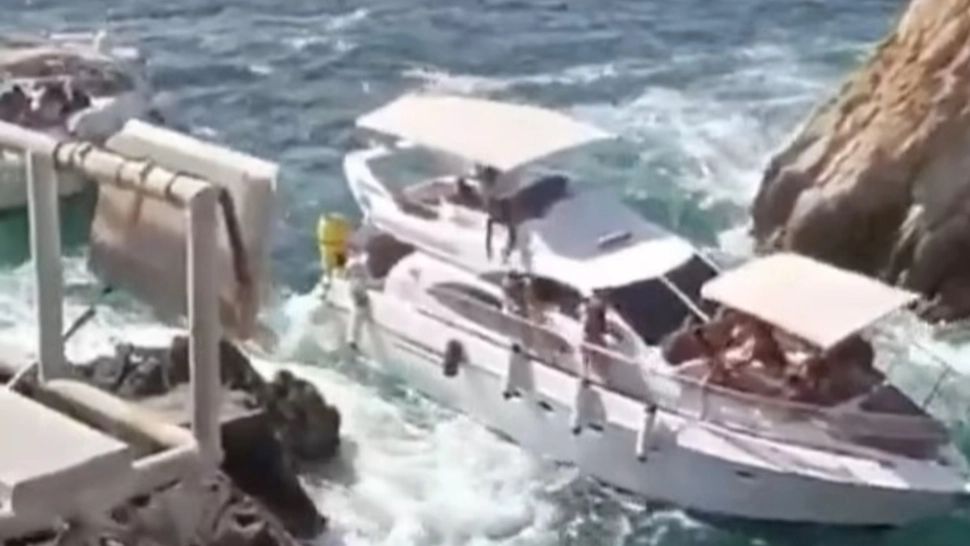 Tragedie la început de an! Un iaht de lux cu turiști s-a scufundat după ce s-a izbit de stânci