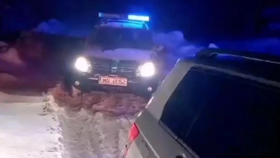 Intervenție de urgență: O mașină a rămas înzăpezită pe drum. Patru oameni au rămas captivi înăuntru