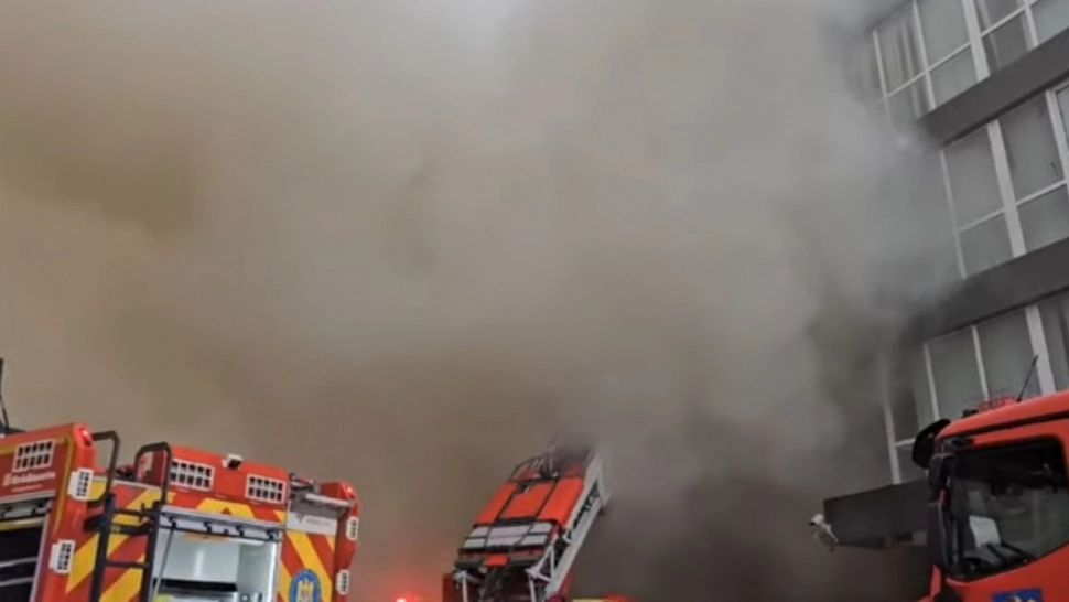 Incendiu URIAȘ într-o clădire de birouri. 7 mașini de pompieri intervin la fața locului: a fost emis mesaj Ro Alert