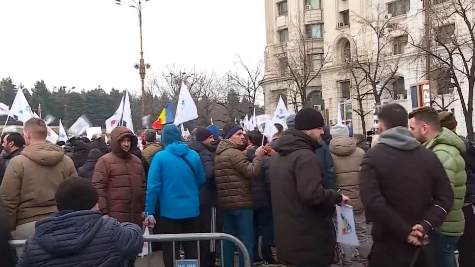 Angajații de la metrou continuă protestele și miercuri. De data aceasta, se adună în fața Guvernului VIDEO