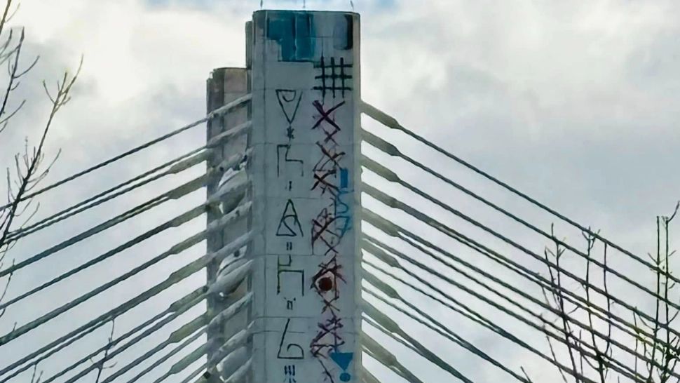 Poliția Capitalei a pornit o anchetă, după ce emblema Miscării Legionare a fost desenată pe Podul Basarab