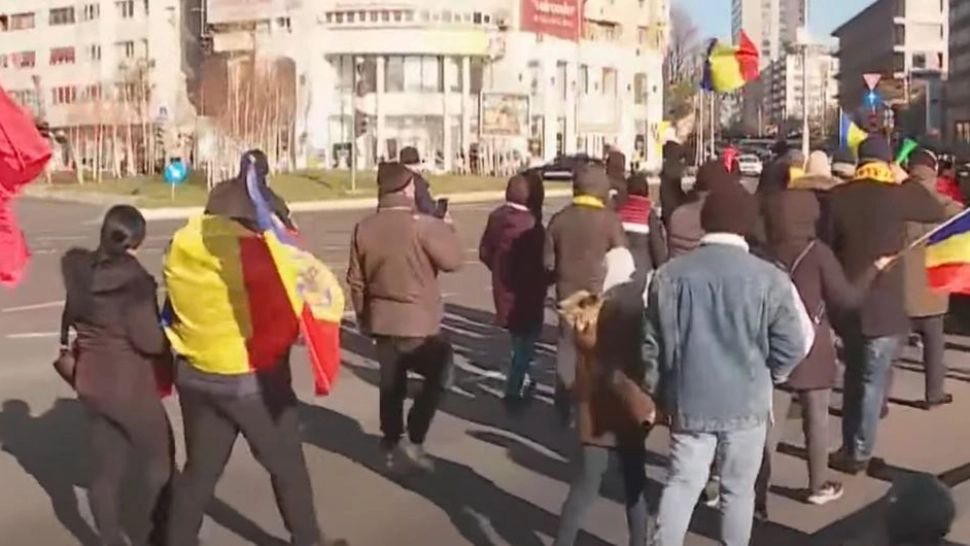 Susținătorii președintelui ales Călin Georgescu au ajuns la Guvern pentru a protesta împotriva anulării alegerilor - LIVE