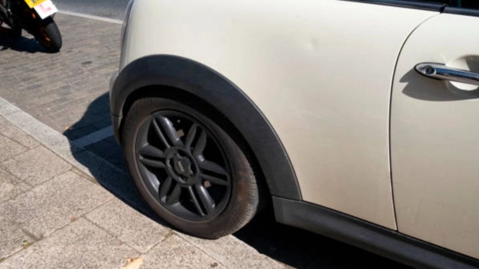 Ce riști, de fapt, dacă parchezi mașina pe trotuar? Ce spune legea și ce amenzi sunt prevăzute 