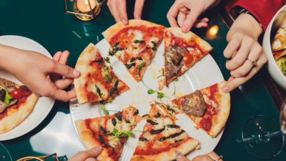 InfoCons. Pizza Quattro Stagioni poate avea până la 25 de E-uri. Cât de nociv este unul dintre preparatele preferate ale românilor
